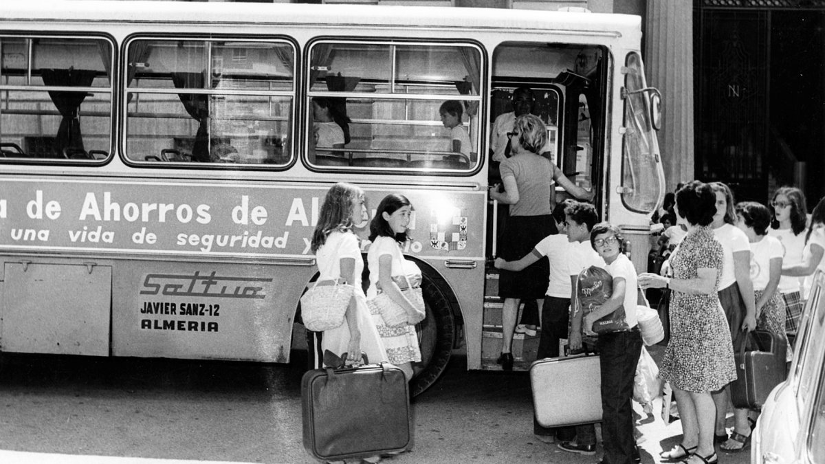 Un grupo de escolares cogiendo el autobús de la empresa Saltúa en la puerta del instituto de la calle Javier Sanz para ir a las colonias de verano allá por los primeros años setenta.