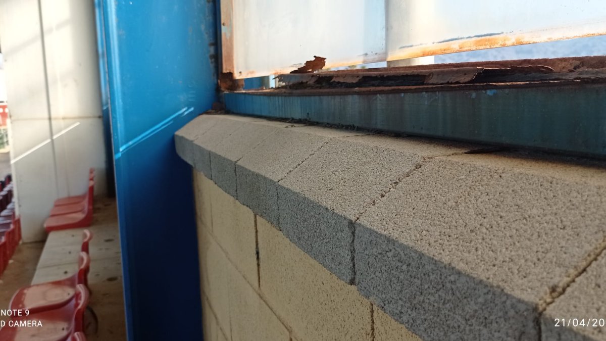 Así están las ventanas del Complejo Deportivo con cristales rotos y hierros oxidados.