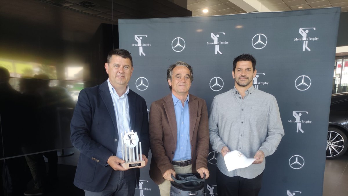Francisco Javier Martín Mendoza, director del Club Playa Serena, Juanjo Fernández, gerente del Grupo Saveres, y Carlos Oliva, responsable del circuito MercedesTrophy.