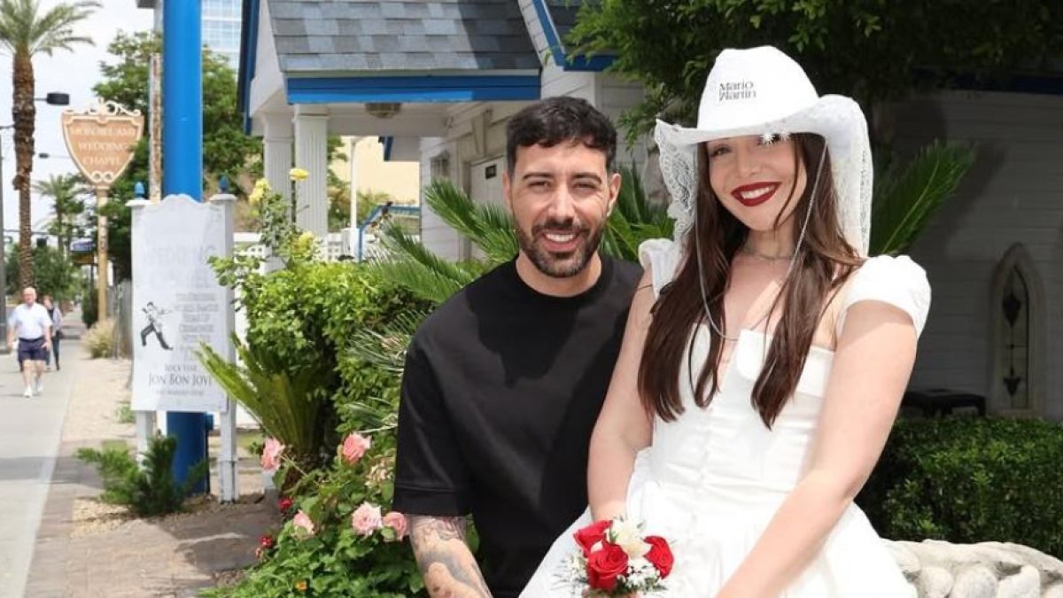 Inés Hernand y su novio en su boda en Las Vegas.