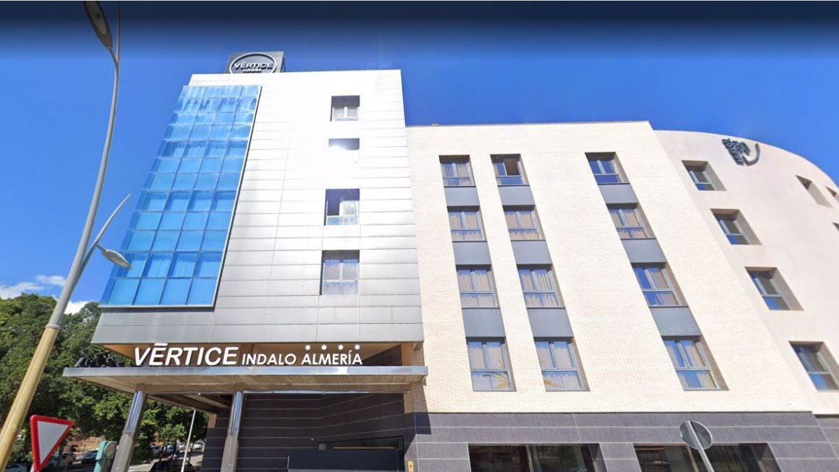 Hotel Vértice de Almería necesita camarero.