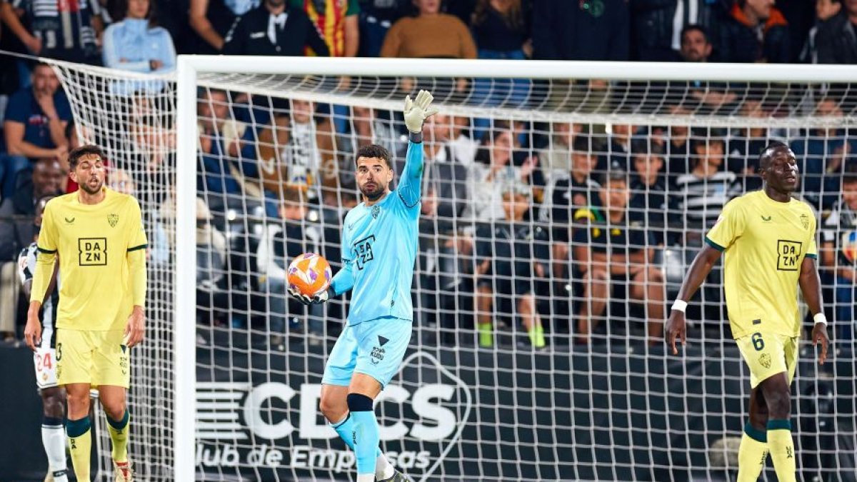 Luis Maximiano se aferra a la titularidad a falta de seis jornadas para el final con el equipo a tres puntos del Play Off de ascenso.