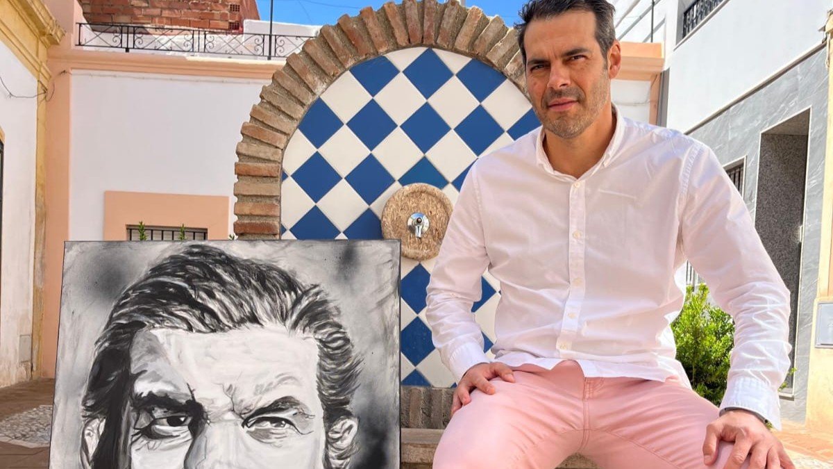 El César junto a una de sus obras.