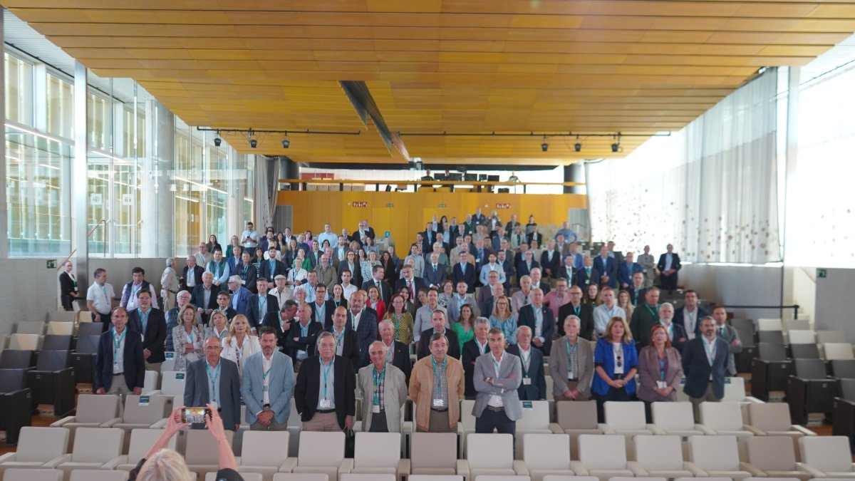 Asistentes al acto sobre el AVE de la Cámara de Comercio en la sede de Cajamar en el PITA.