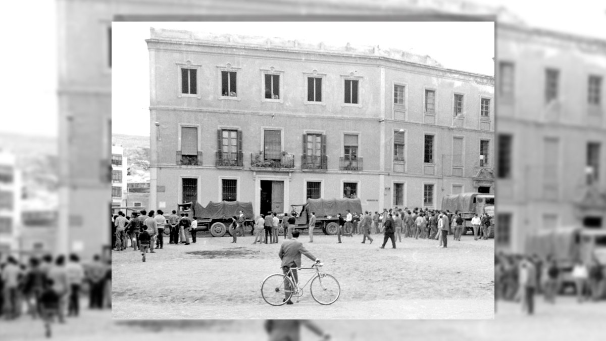 La Plaza de la Catedral hecha un erial y llena de niños en los días de rodaje de la película Patton.