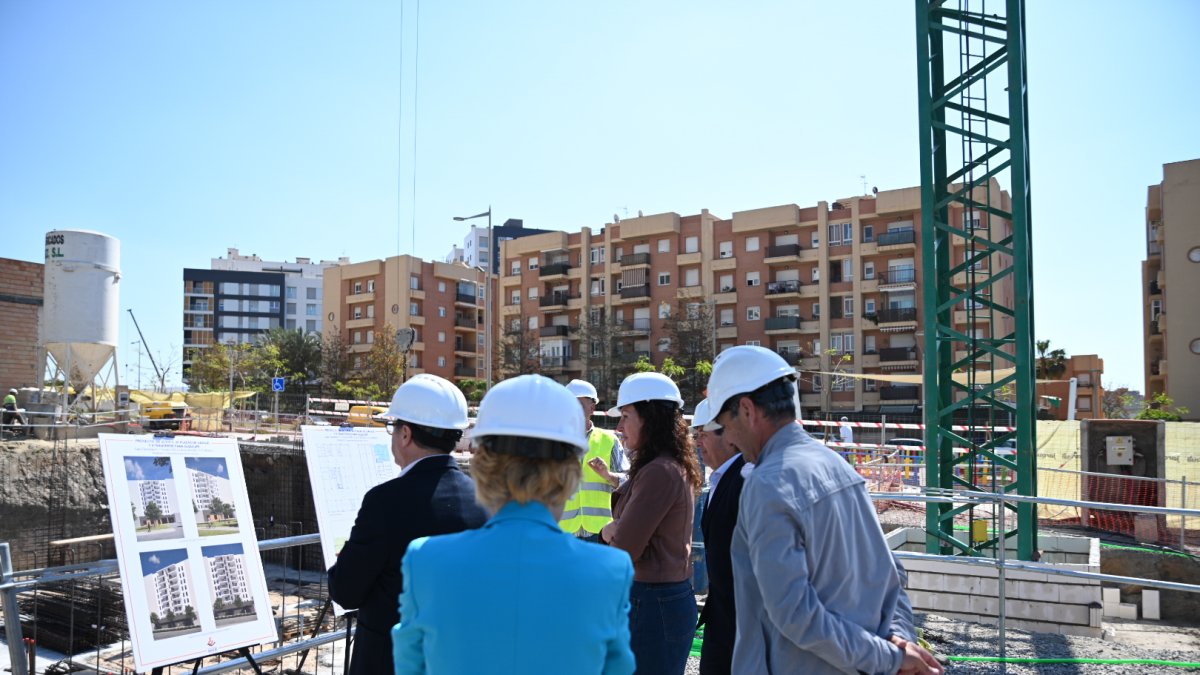 Visita al inicio de las obras de viviendas en alquiler.