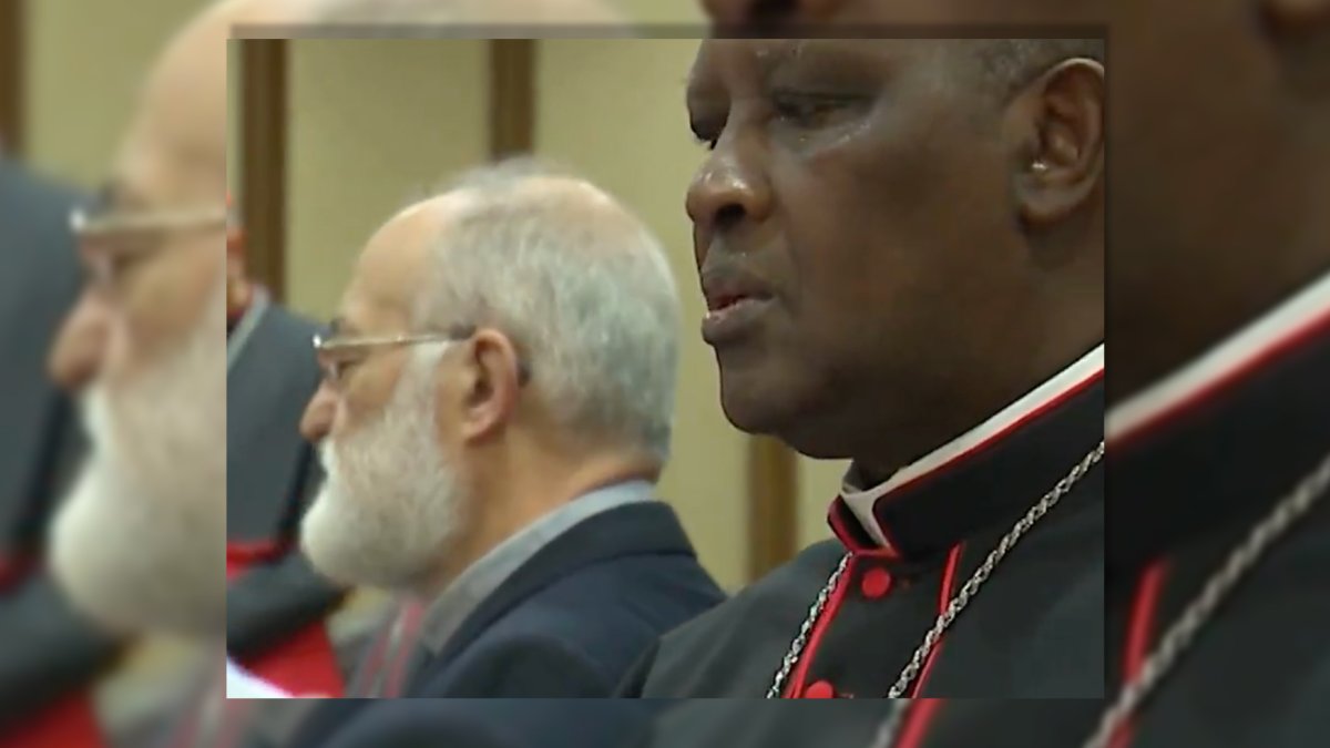 A la izquierda, el cardenal Cristóbal López Romero, en la tercera Congregación General del Vaticano.