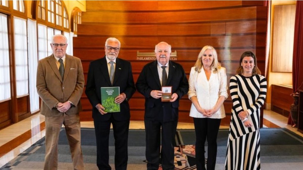 Entrega del balance anual realizado por el Defensor del Pueblo Andaluz en el Parlamento
