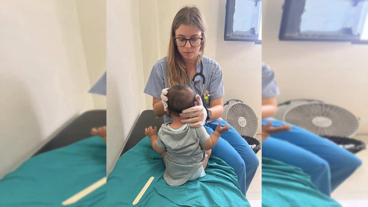 La pediatra, Lorena Fernández, atendiendo a uno de los niños en Guatemala.