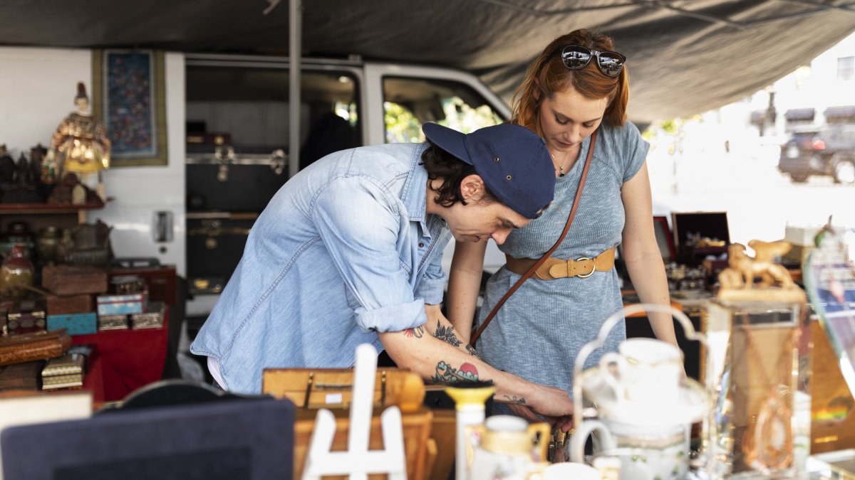 Dos personas en un mercadillo.