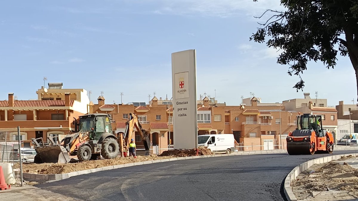 Vista general del tramo entre la rotonda de Los Molinos y el Estadio que está asfaltándose