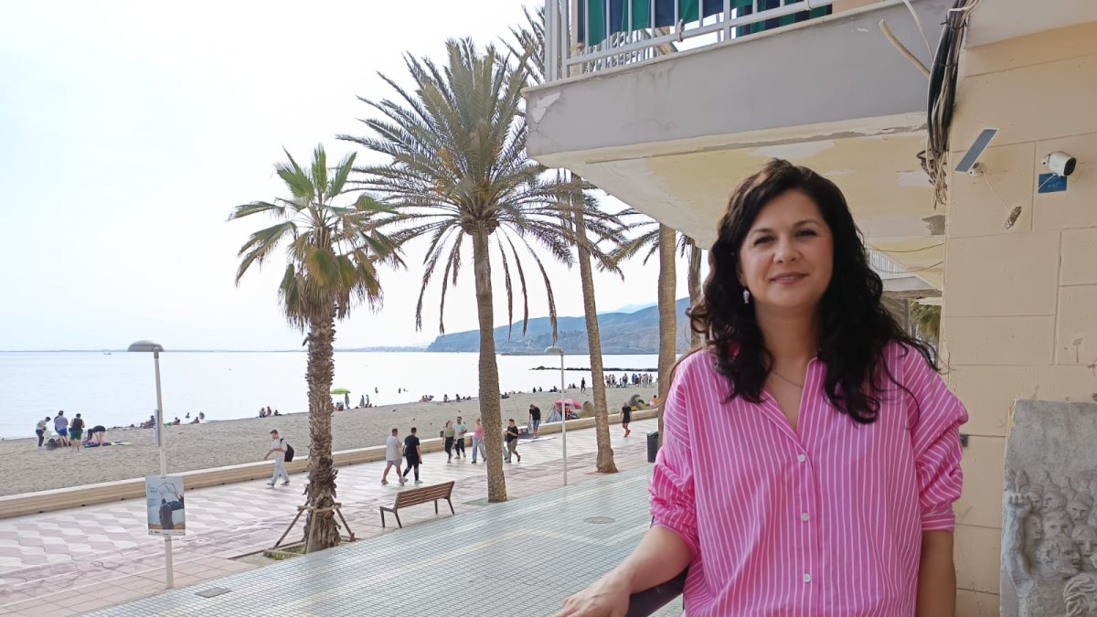 María Jesús Amate, coordinadora provincial de Izquierda Unida en la puerta de la sede de la formación