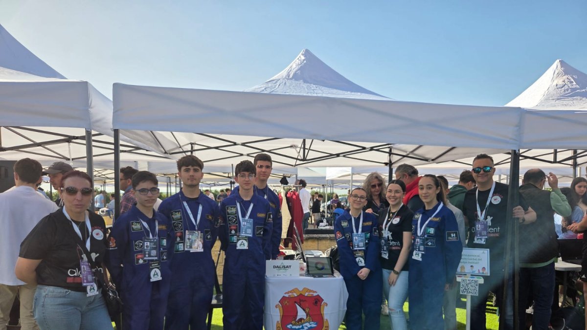 Equipo daliense durante su participación en el reto CanSat en Sevilla.