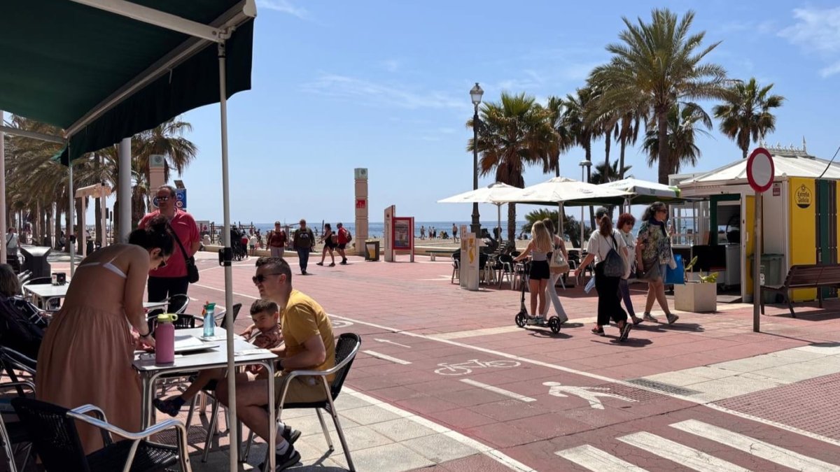 Ambiente en una de las terrazas del Paseo Marítimo de Almería a media mañana de este sábado.