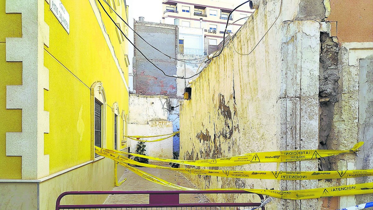 La policía ha precintado la entrada al viejo patio entre las calles de Murcia y Granada.