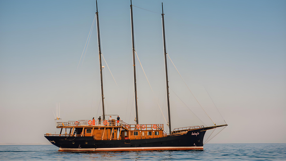 El Anne Bonny surcando la costa almeriense.