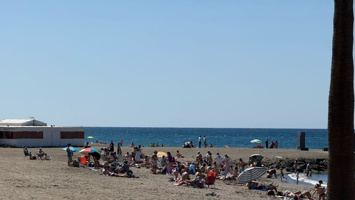 Playas con bañistas y el Paseo Marítimo lleno: el verano llega a Almería
