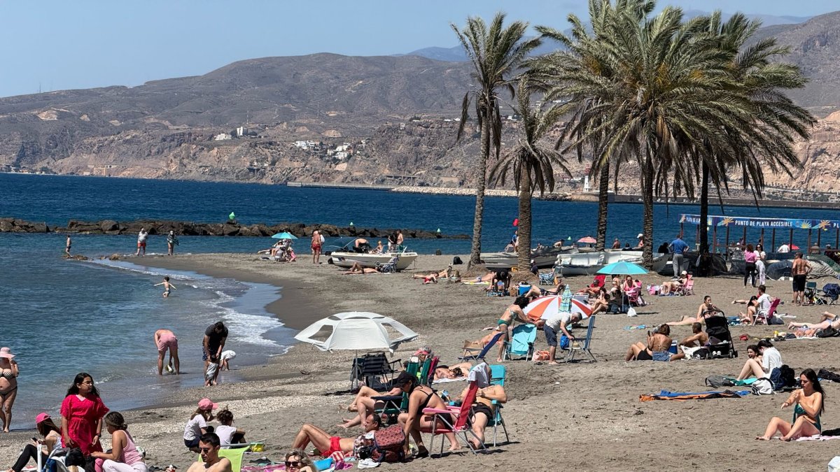 La playa sigue siendo uno de los mejores refugios de los almerienses