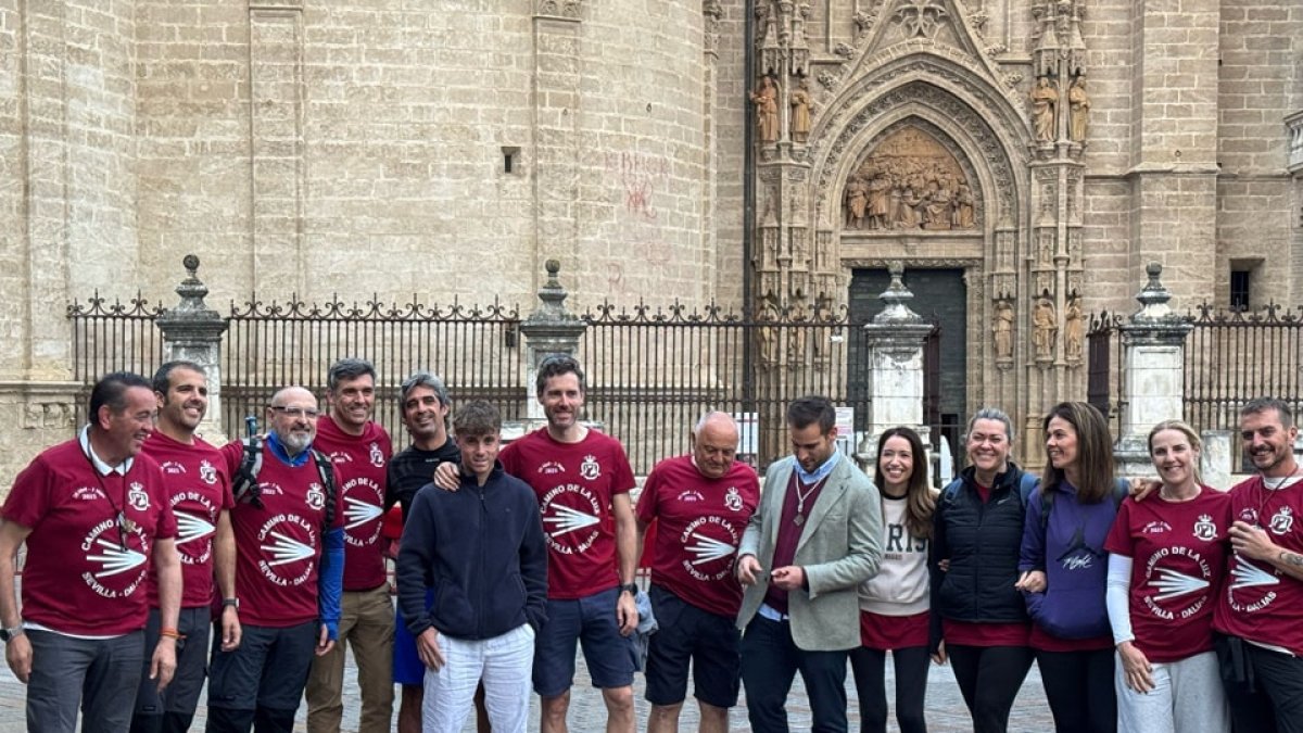 Foto de familia de los primeros peregrinos del Camino del Cristo de la Luz desde Sevilla a Dalías.