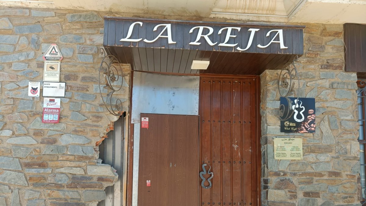 Imagen de la puerta del conocido establecimiento de Gádor.