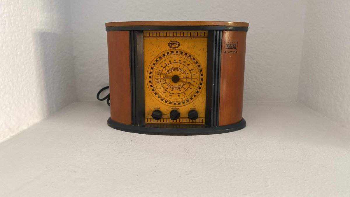 El transistor, compañero de los almerienses en un día con un apagón histórico.