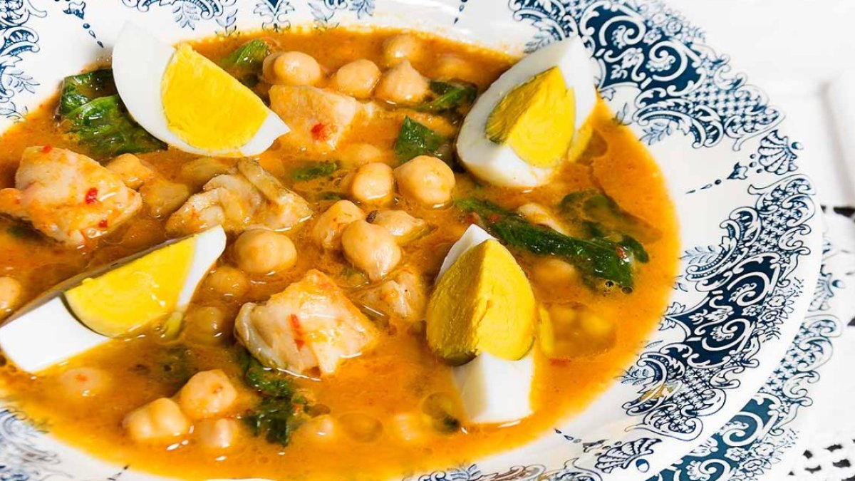 Un plato de potaje de bacalao.