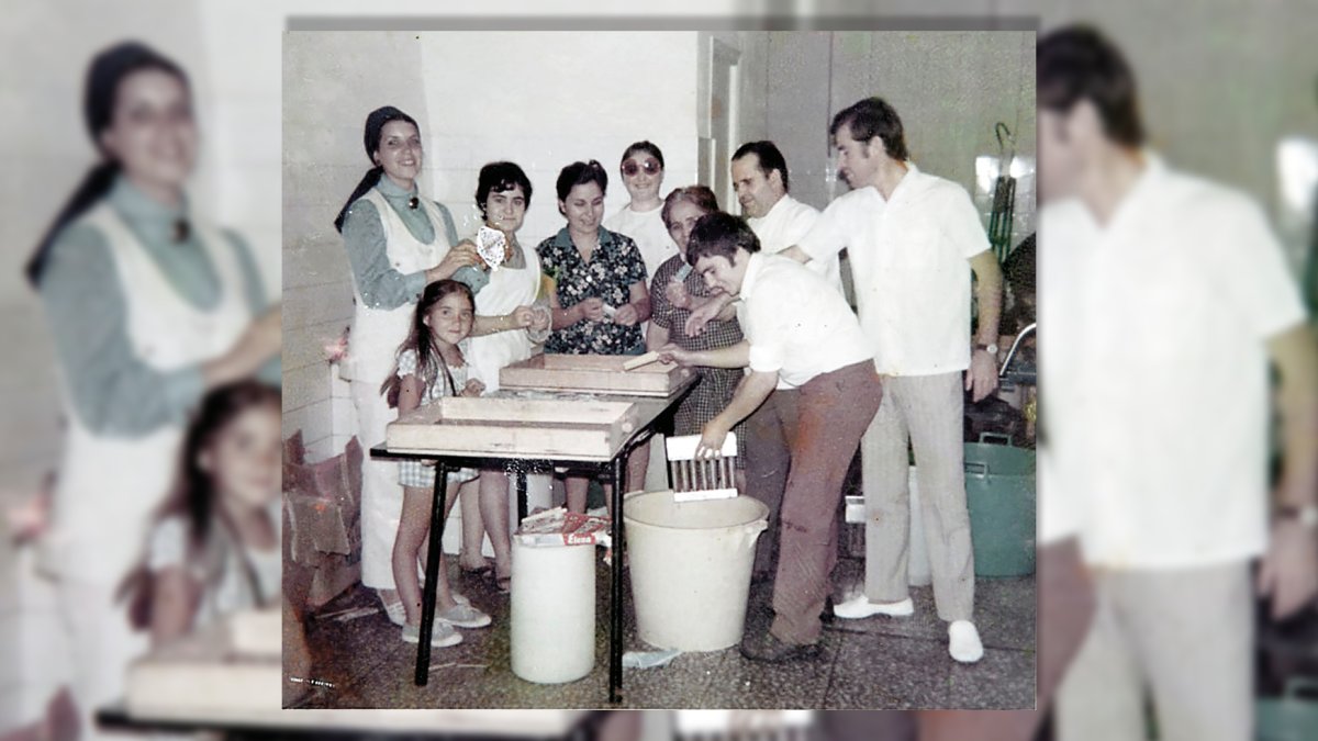 La fábrica de helados que Adolfo montó a comienzos de los años setenta en la calle Alborán del barrio de la Almedina. Trabajaban todos los miembros de la familia.