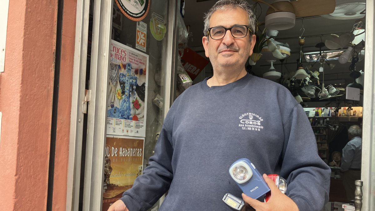 Gabriel Cobos, de Ferretería Cobos, en Lope de Vega, vendió 36 aparatos de radio a pilas en una sola tarde y muchas linternas de petaca.