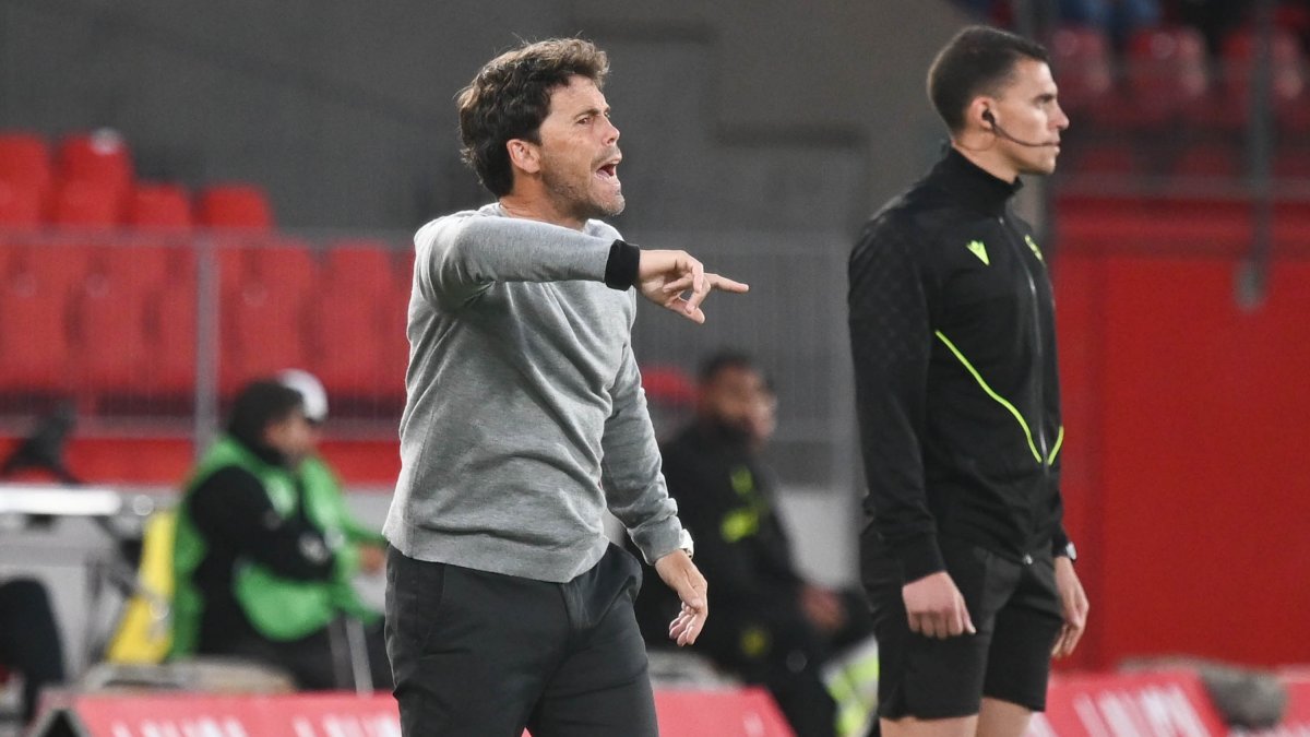 Rubi dando instrucciones al equipo durante la primera mitad del choque ante el Racing de Ferrol.