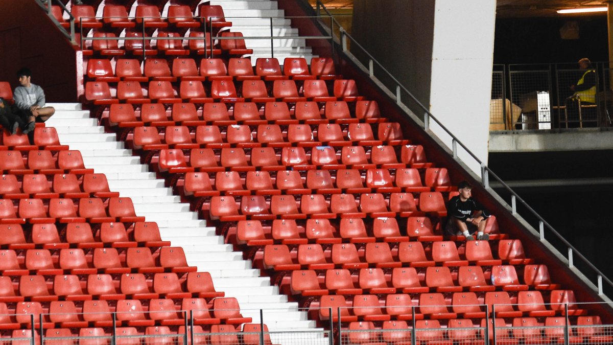 Muchas butacas vacías en el fondo norte del Mediterráneo en el partido que acabó en victoria ante el Racing de Ferrol.