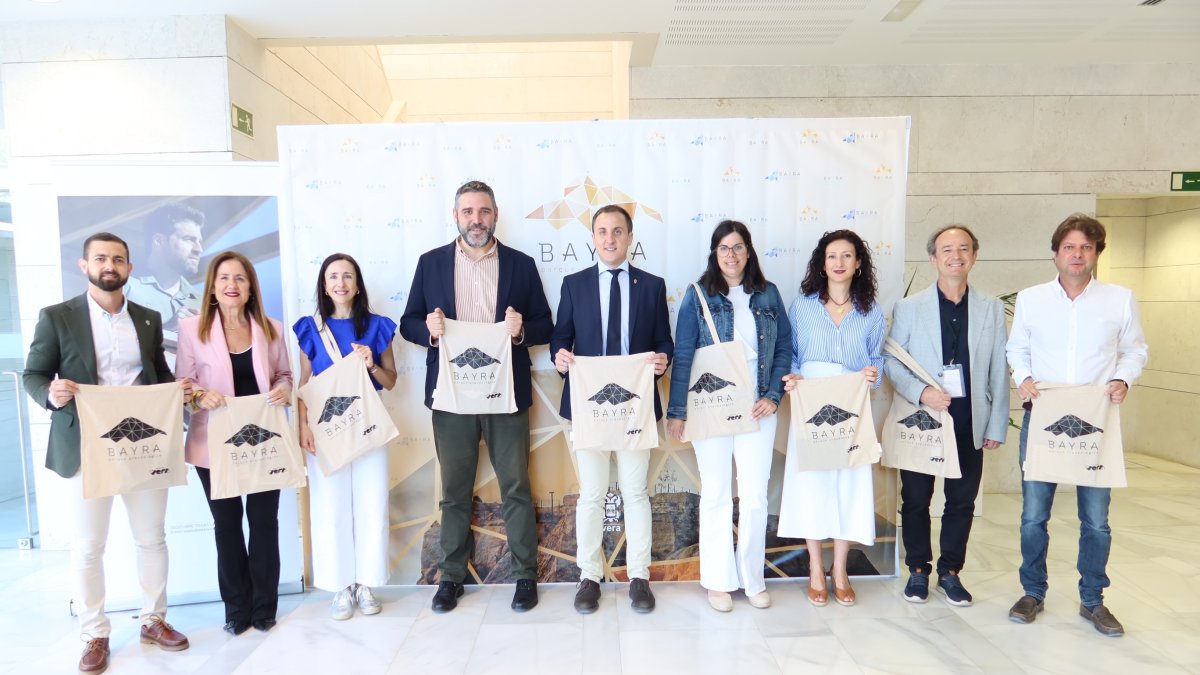 Autoridades con comité organizador primer congreso celebrado en 2024.