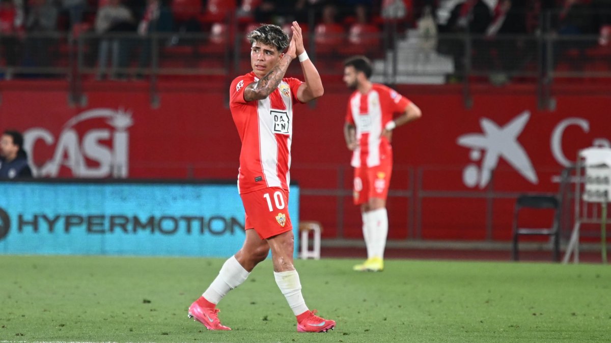 Nico Melamed agradeciendo al público los aplausos mientras era sustituido contra el Racing de Ferrol.