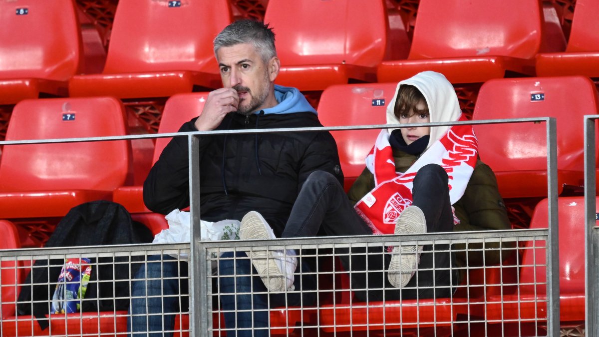 Aficionados del Almería comiendo pipas en el Mediterráneo, donde no habrá prohibiciones. Sí en el Martínez Valero, en Elche.