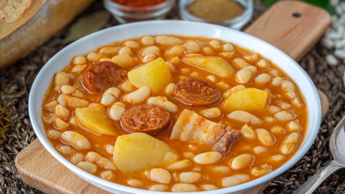 Un plato de estofado de alubias blancas.