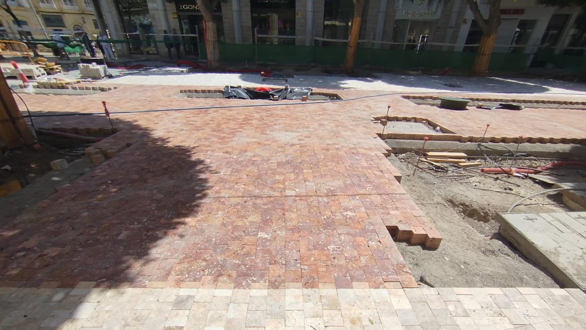 Aquí se puede ver la diferencia entre la zona de ‘acerado’ y el tramo central