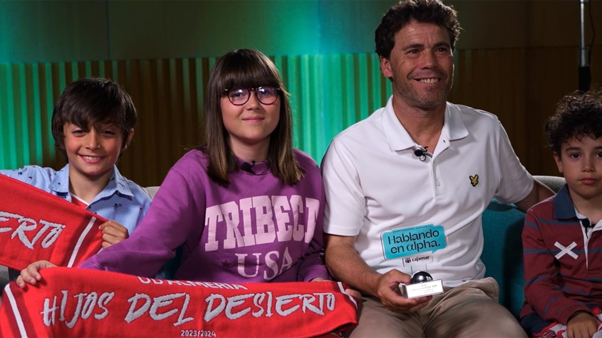 El técnico con Alejandro, María y Eduardo después de la charla con los pequeños ‘periodistas’.