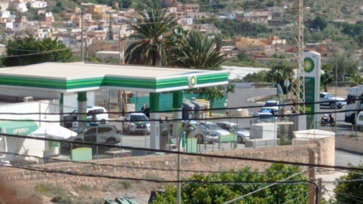 Coches de la Guardia Civil en la zona del tiroteo.