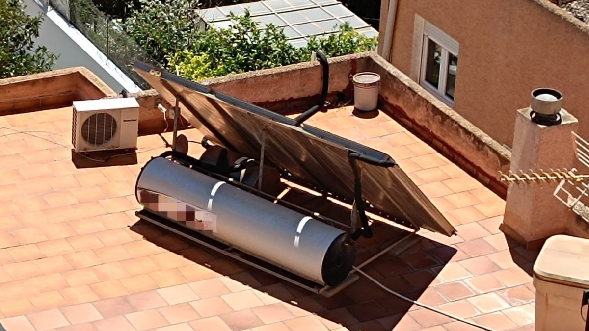 Placa solar instalada en una azotea de una vivienda de Almería.