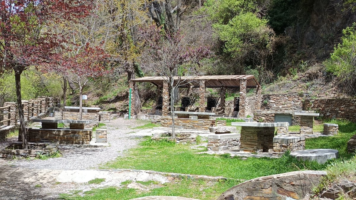 En pleno Parque Natural de Sierra Nevada, en la vertiente almeriense, un merendero donde disfrutar de la naturaleza y el agua.