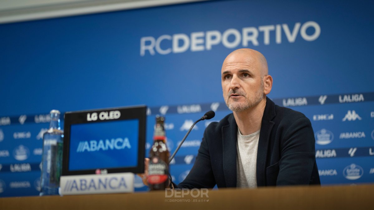 El director deportivo del Depor busca entrenador para subir a Primera.