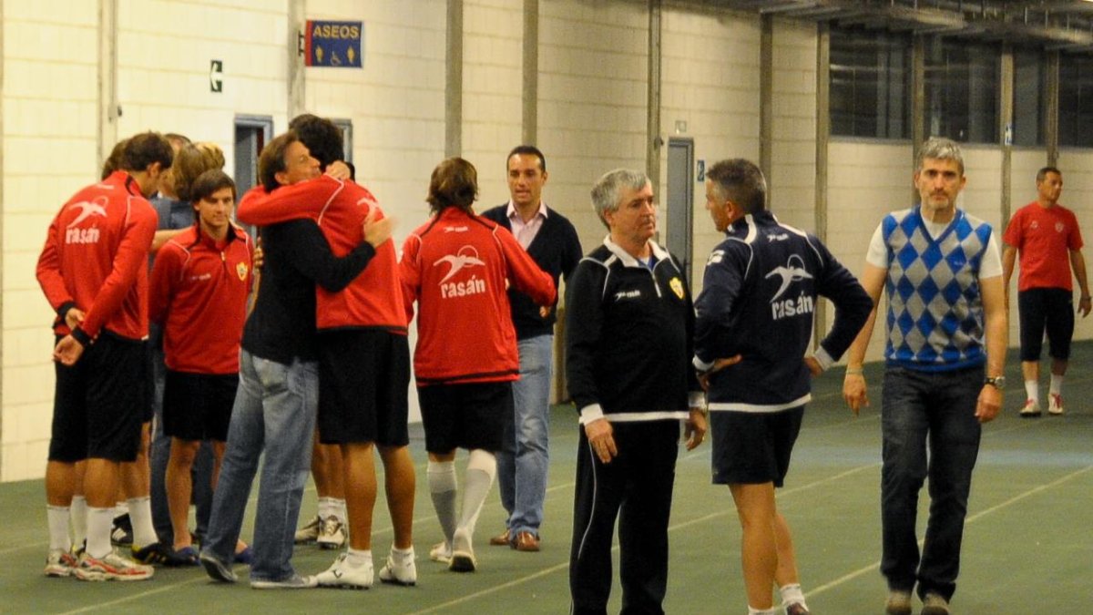 Oltra se despide de la plantilla y Olabe aterriza en el vestuario.