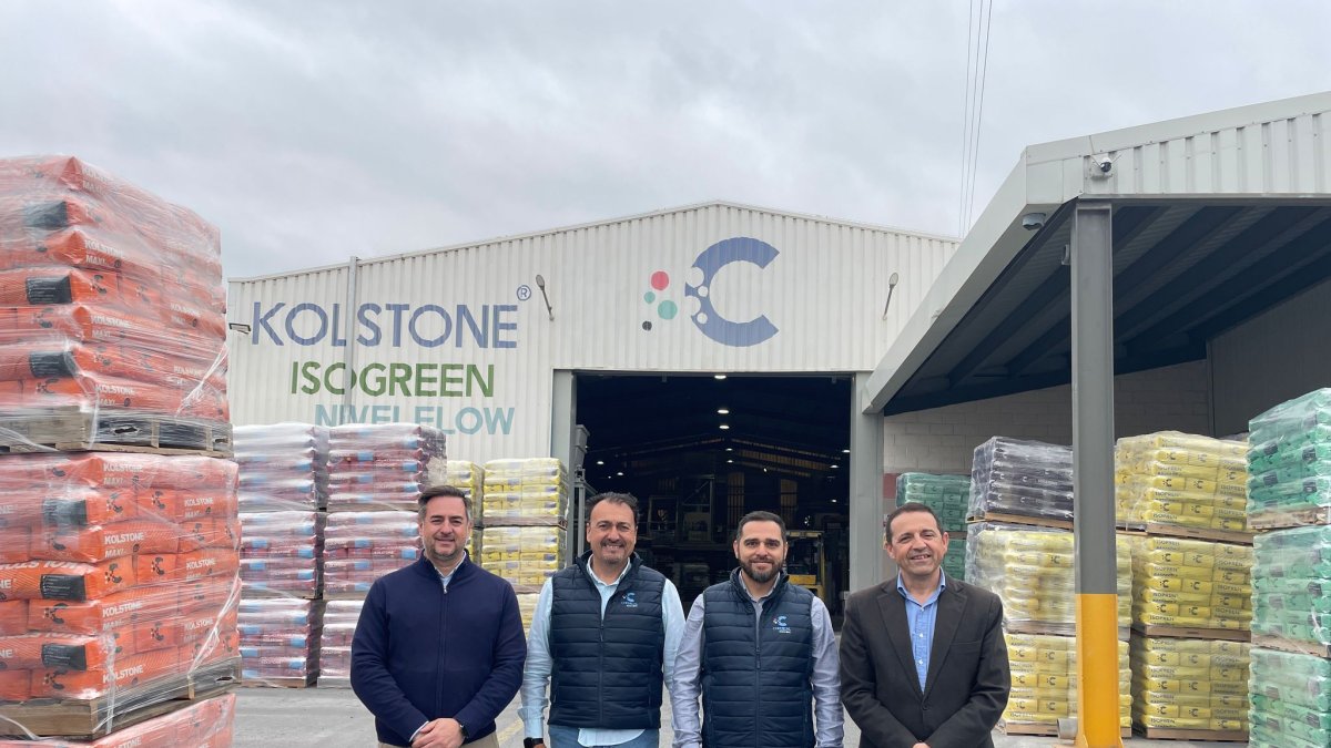 Autoridades durante su visita a la empresa con miembros de la misma.