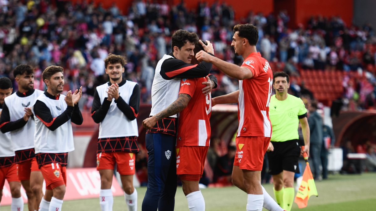 Hay imágenes que hablan y esta dice muchas cosas positivas con Radovanovic abrazado a Luis Suárez.
