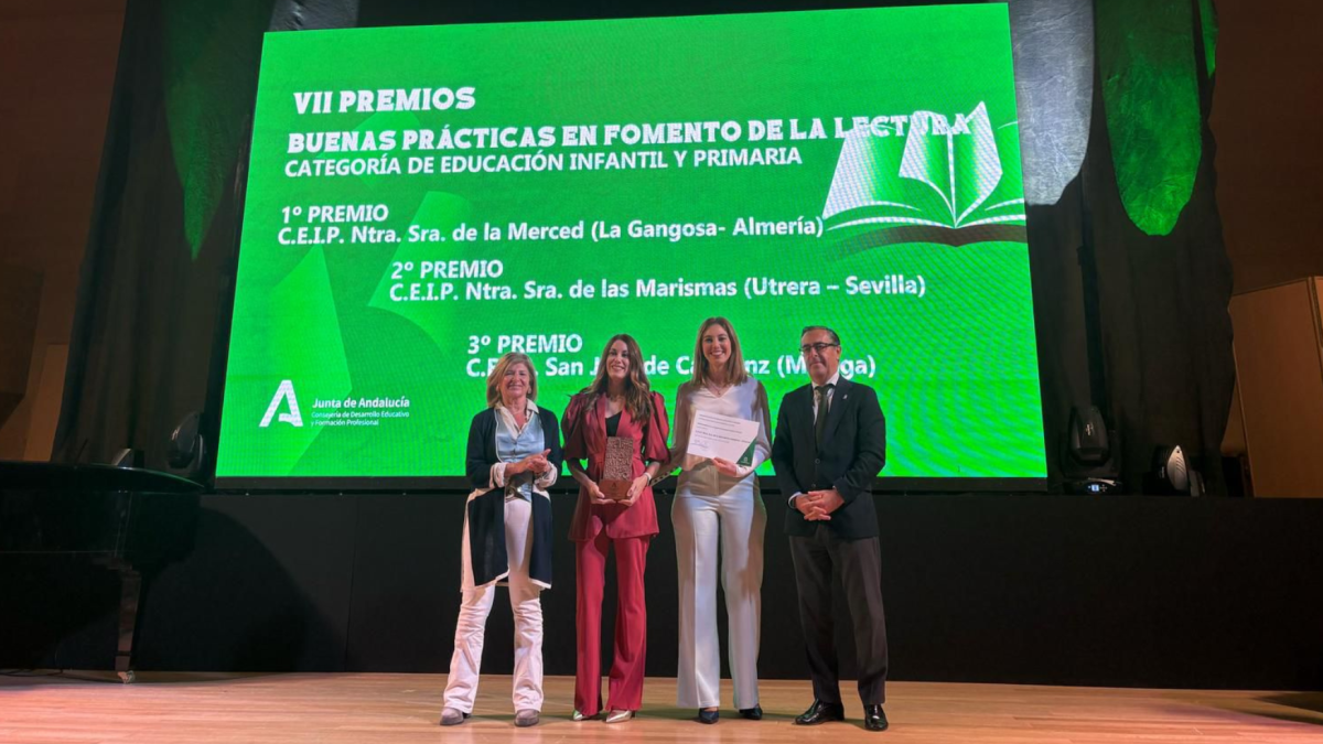 Silvia Martín Parra y Mónica Valdés Vílchez, en representación del CEIP Nuestra Señora de la Merced de Vícar, reciben el galardón en Córdoba.
