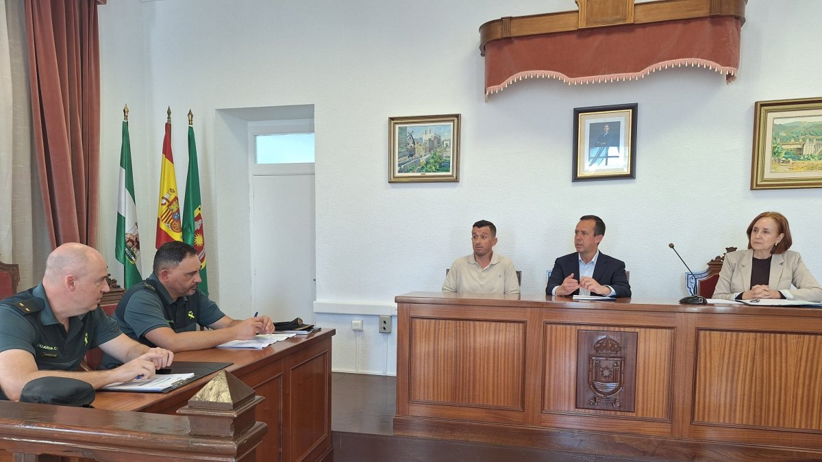 El subdelegado José María Martín durante la reunión con representantes de la Guardia Civil y el Ayuntamiento.