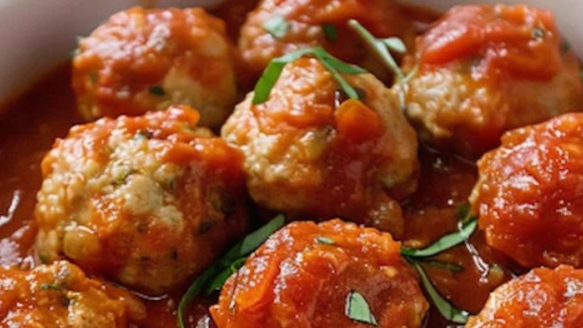 Albóndigas de bacalao con tomate.