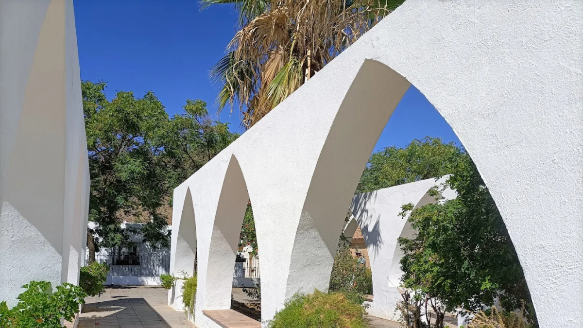 Esta plaza de arcos ojivales es uno de los lugares más mágicos de Almería