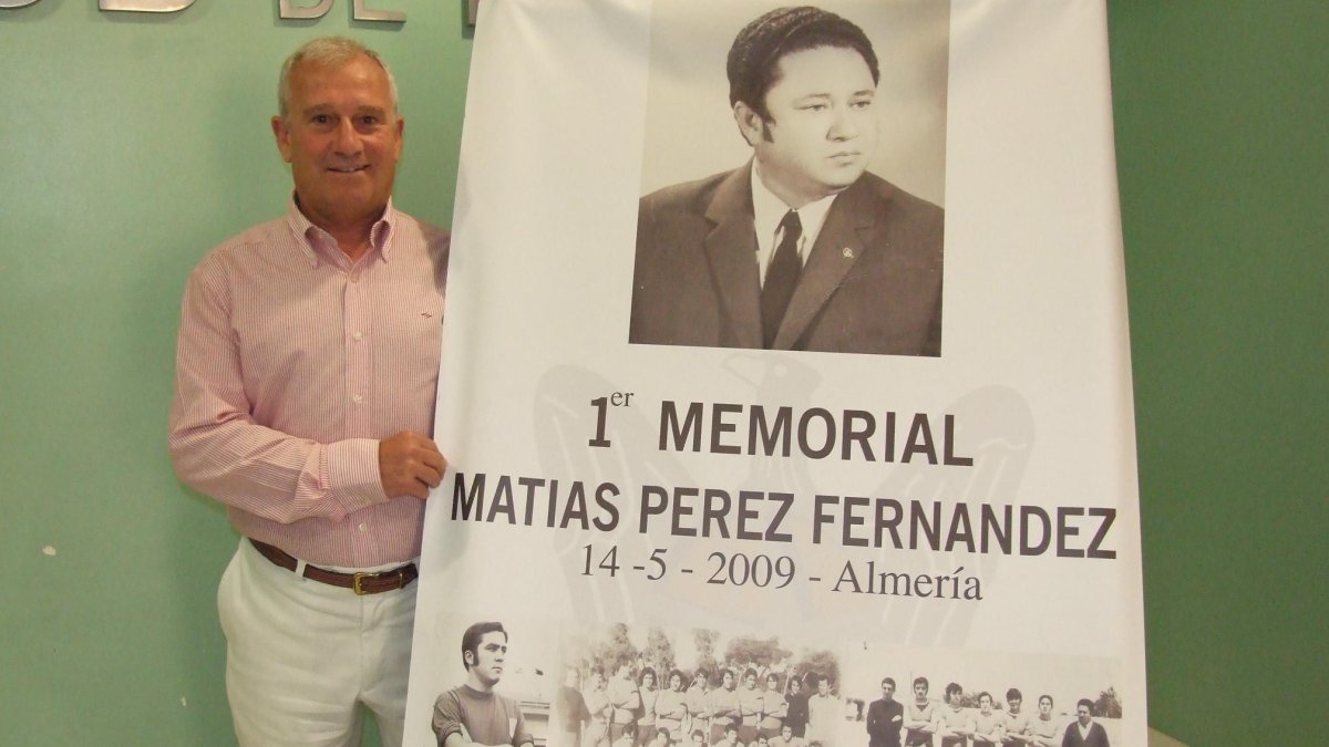Paquitico posa con el cartel de la primera edición del Memorial Matías Pérez.