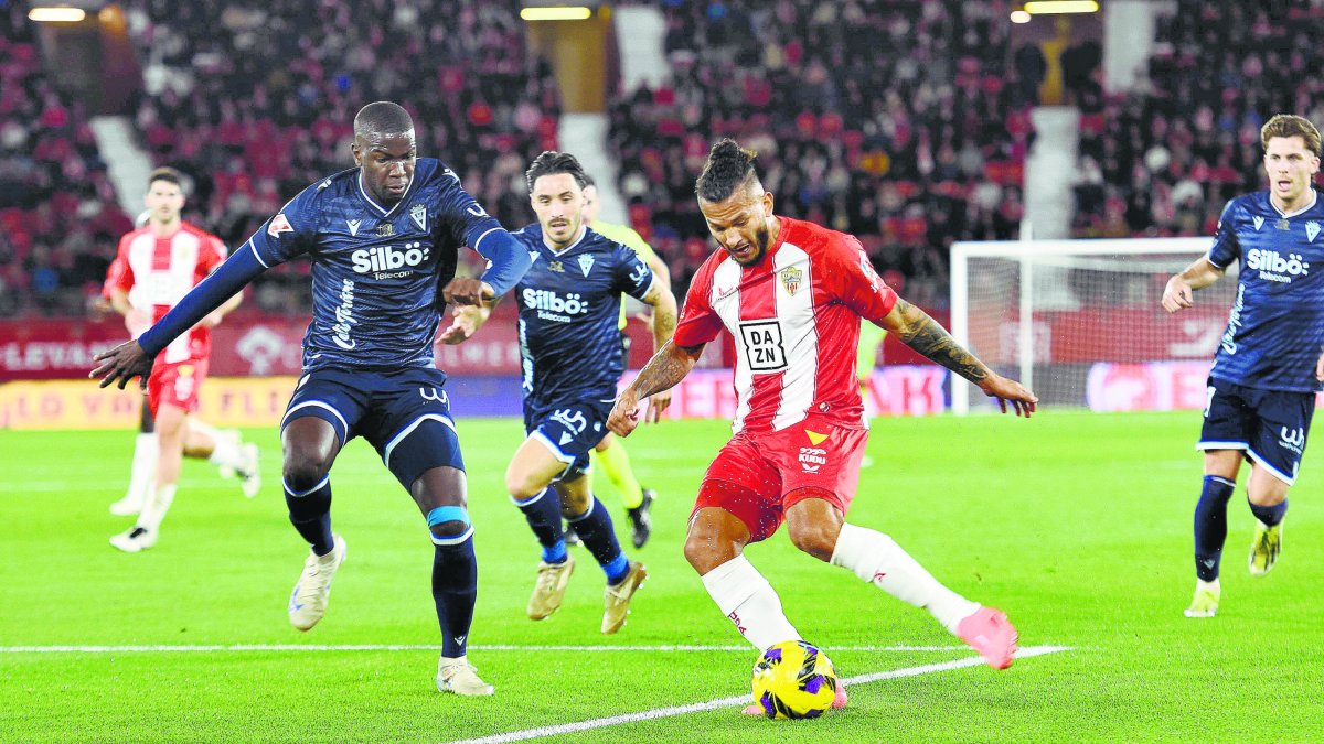 Luis Suárez salvó un punto en la primera vuelta marcando desde el punto de penalti.