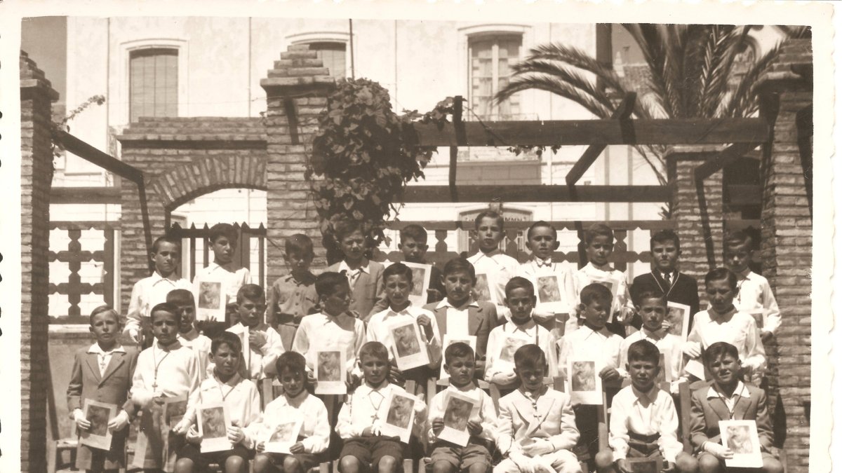 Niños vestidos de comunión en la terraza del Hogar de Garrucha, a principio de los años 50. Entre otros se ve al periodista Andrés Caparrós.